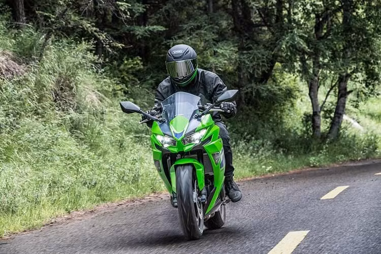 Kawasaki cuối cùng đã mang đến một loạt nâng cấp đáng kể về phần cứng cho mẫu Sportbike Ninja 650 cỡ trung ở đời 2027. Trong đó, đáng chú ý là phuộc trước dạng ống lồng thông thường đã được thay thế bằng loại hành trình ngược Showa SFF-BP đường kính 37 mm.