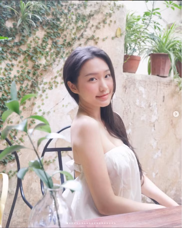 Từ việc chọn nội thất, cắm hoa đến trồng rau sạch, nàng WAGs khiến dân mạng xuýt xoa vì cuộc sống "đẹp như mơ".