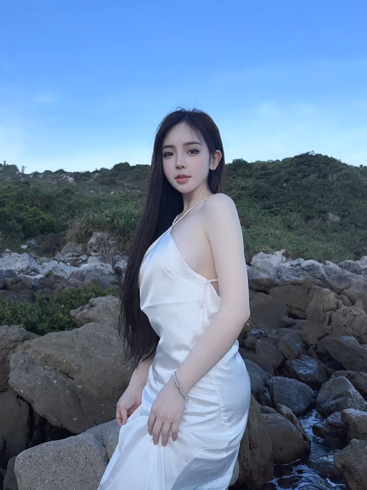 Huyền Châu sở hữu làn da trắng nõn nà và vòng eo con kiến.
