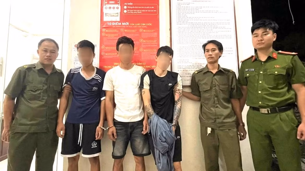 Các đối tượng sử dụng ma túy bị bắt giữ: Đối tượng Nguyễn Văn Thành, Bùi Văn Du, Bùi Văn Huy (từ phải qua)