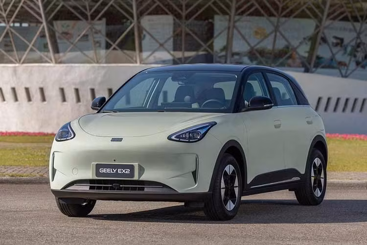 Việc đưa xe mẫu về nước và xuất hiện trên website chính thức cho thấy Geely đã sẵn sàng cho cuộc chơi lớn. Tuy nhiên, EX2 sẽ phải đối mặt với bài toán trạm sạc, nơi mà VinFast VF 5 đang nắm giữ lợi thế tuyệt đối về hạ tầng. Bù lại, mẫu xe từ Geely sở hữu hàm lượng công nghệ dày đặc và thiết kế phá cách, hướng tới nhóm khách hàng trẻ tuổi, yêu thích trải nghiệm số và sự khác biệt.