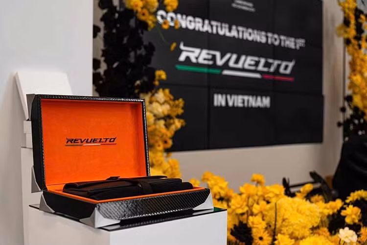 Với mức giá khởi điểm từ 43,99 tỷ đồng, mẫu siêu xe Lamborghini Revuelto mới được cho là sẽ kế nhiệm huyền thoại Aventador đã đánh dấu bước chuyển mình lịch sử của thương hiệu "bò tót" sang kỷ nguyên điện hóa hiệu suất cao.
