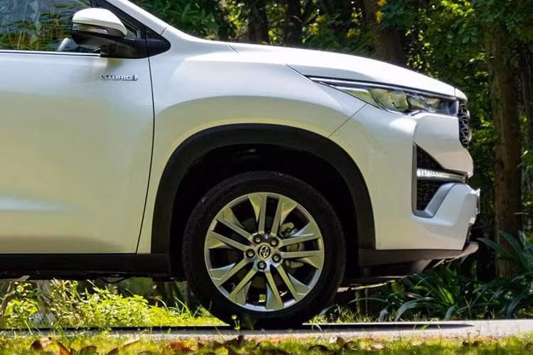 Có 2 tiêu chí để xác định một mẫu xe hybrid có đủ điều kiện hưởng ưu đãi hay không. Tiêu chí đầu tiên là đối chiếu kiểu loại xe. Cụ thể hơn, các mẫu xe hybrid sẽ được xét ưu đãi thuế nếu có cùng kiểu loại, dung tích xi-lanh động cơ, số chỗ ngồi với phiên bản chạy xăng hoặc dầu, đồng thời tiết kiệm tối thiểu 30% nhiên liệu.