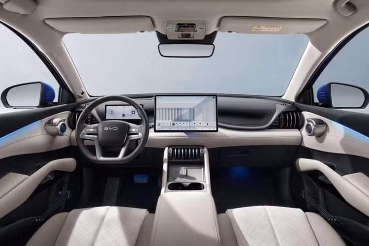 Khoang cabin tiếp tục duy trì ngôn ngữ thiết kế trẻ trung đặc trưng của BYD, với màn hình trung tâm 15,6 inch, cụm đồng hồ kỹ thuật số 8,8 inch, cần số dạng lẫy trên cột vô lăng thay cho cần số truyền thống, sạc không dây, khoang hành lý phía sau 490L.