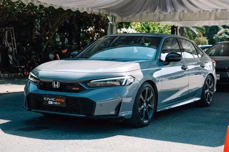 Honda Civic 2026 phiên bản mới tích hợp công nghệ S+ Shift đã chính thức có mặt tại thị trường Philippines. Đây là mẫu xe thứ hai của Honda được trang bị công nghệ mô phỏng chuyển số dành riêng cho hệ truyền động hybrid, sau Prelude.