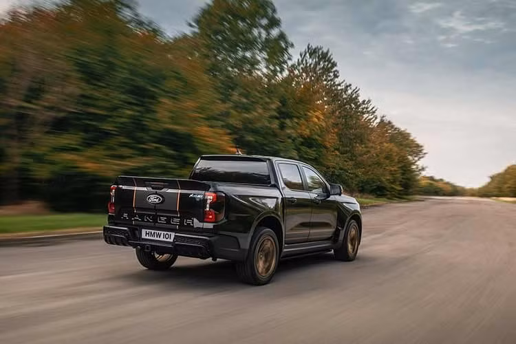 Ranger MS-RT Champion Edition có ngoại thất bắt mắt do tông màu sơn đen Agate Black kết hợp cùng bộ tem xe sọc đua màu vàng nhạt và đen nhám. Điểm nhấn phần hông xe là bộ mâm hợp kim kích thước 21 inch được phủ nước sơn vàng.