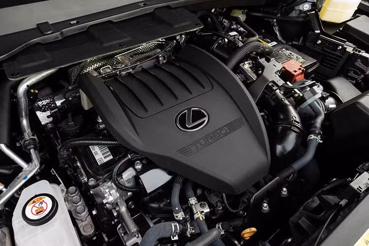 Các hệ thống hỗ trợ lái trên Lexus TX 2027 thuộc gói Lexus Safety System+ 3.0 hoạt động ổn định nhưng đôi lúc phản ứng hơi thận trọng quá mức. Camera 360 độ đặc biệt hữu ích bởi TX là mẫu xe khá lớn khi xoay trở trong đô thị.