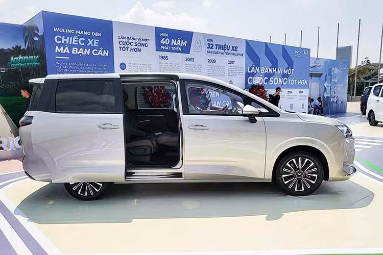 Tính năng hỗ trợ người lái trên xe gồm ga tự động Cruise Control, phanh tay điện tử, giữ phanh tự động Auto Hold và camera 360 độ. Các trang bị an toàn cơ bản được trang bị đầy đủ với 4 túi khí, hệ thống chống bó cứng phanh ABS, phân phối lực phanh điện tử EBD và cân bằng điện tử ESC.