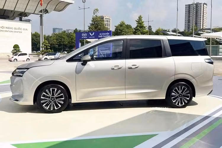 Về tổng thể, xe sở hữu kích thước dài x rộng x cao lần lượt 4.920 x 1.880 x 1.785mm cùng chiều dài cơ sở 2.910mm. Chi tiết thiết kế đáng chú ý trên Darion là trang bị cửa trượt hai bên thân xe tương tự các dòng minivan lớn và cao cấp hơn như Kia Carnival, trong đó cửa bên phải tích hợp chỉnh điện còn cửa bên trái mở cơ.