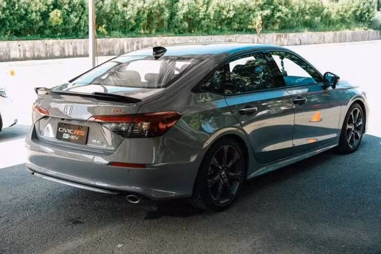 Không chỉ bổ sung Honda City bản nâng cấp vào danh mục sản phẩm, Honda Cars Philippines còn chính thức giới thiệu Honda Civic mới với công nghệ S+ Shift tại thị trường nước này. Mẫu sedan hạng C nâng cấp đã được chờ đợi kể từ khi ra mắt tại Thái Lan cách đây vài tháng.