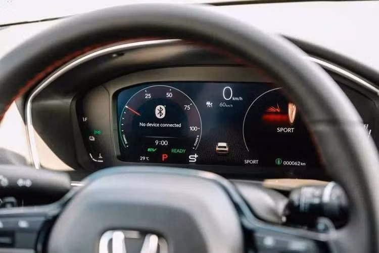 Tương tự Honda City bản nâng cấp, Civic mới không có thay đổi về hệ thống truyền động. Xe tiếp tục sử dụng động cơ xăng 2.0L, sản sinh công suất 139 mã lực và mô-men xoắn 182 Nm, kết hợp mô-tơ điện có công suất 181 mã lực và mô-men xoắn 315 Nm.
