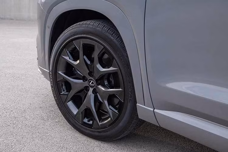 Như vậy, Lexus TX 2027 hiện còn hai lựa chọn hệ truyền động chính. Bản TX 350 sử dụng động cơ xăng tăng áp 2.4L, 4 xi-lanh, công suất 275 mã lực. Trong khi đó, TX 500h được trang bị hệ truyền động hybrid với tổng công suất 366 mã lực.