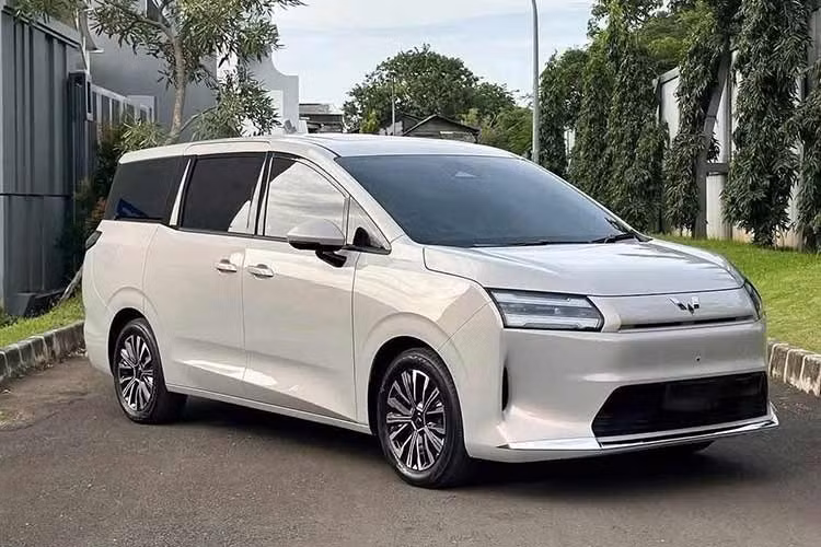 Ngoài ra để kích cầu, Wuling Việt Nam cho biết khách hàng đặt cọc tiên phong sẽ được tặng chuyến thăm nhà máy của hãng tại Trung Quốc, bảo hiểm thân vỏ 1 năm và sạc cầm tay cùng trụ sạc AC CCS2 7kW.