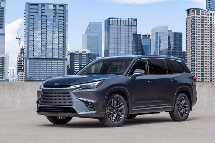 Mẫu xe SUV hạng sang Lexus TX 2027 mới ra mắt không có nhiều thay đổi về thiết kế hay công nghệ. Thương hiệu xe sang Nhật Bản chủ yếu tập trung tinh chỉnh trang bị, đồng thời điều chỉnh danh mục hệ truyền động sau giai đoạn đầu ghi nhận doanh số tích cực.