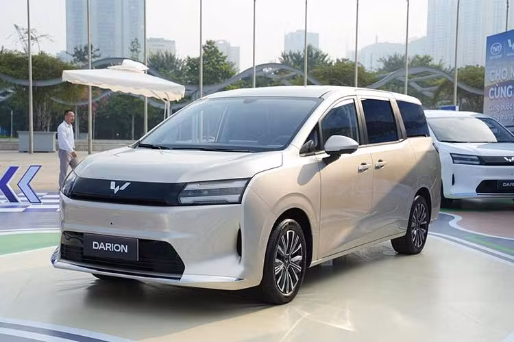 Wuling Darion 2026 là mẫu MPV thuần điện 7 chỗ cao cấp nhất của hãng tại Việt Nam hiện nay, thuộc phân khúc MPV cỡ trung. Nếu xét tới các đối thủ điện thuần, xe sẽ cạnh tranh trực tiếp với Bestune NAT, BYD M6, VinFast Limo Green/VF MPV 7. Trong khi đó nếu tính cả xe động cơ đốt trong, Darion còn phải đối phó Toyota Innova Cross và Hyundai Custin.