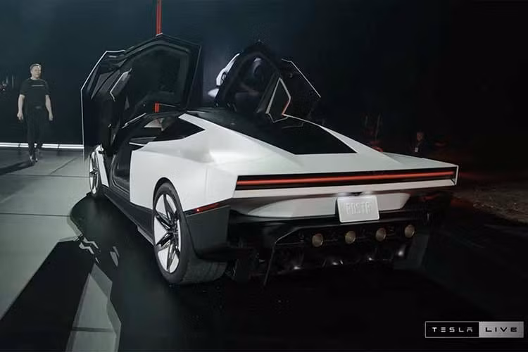 Theo công bố, phiên bản Tesla Roadster Performance tiêu chuẩn được phát triển chủ yếu để vận hành trên đường phố, với cấu hình hai chỗ ngồi. Xe sở hữu hệ thống khí động học chủ động kết hợp cơ chế hút gió đa chế độ nhằm tạo lực ép xuống mặt đường, qua đó cải thiện độ bám khi vận hành, kể cả ở tốc độ thấp.