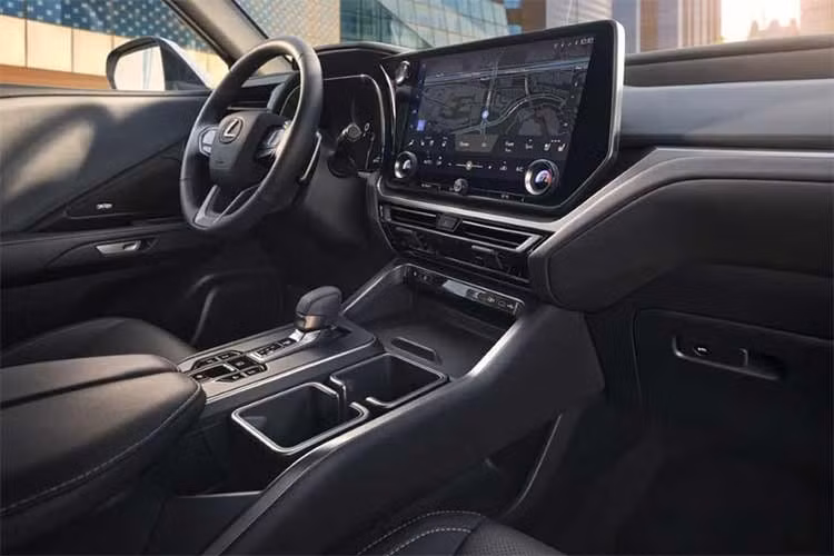 Bên cạnh việc tinh giản danh mục sản phẩm, Lexus cũng thực hiện một số điều chỉnh nhỏ. Cụ thể, TX 350 được tinh chỉnh bộ trợ lực phanh chân không và phần mềm điều khiển chức năng giữ phanh tự động Brake Hold.