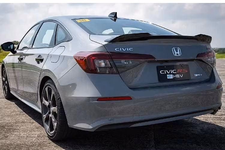 Tại Philippines, Honda Civic S+ Shift được định vị là phiên bản cao cấp nhất trong dòng sản phẩm Civic hiện hành. Xe có giá bán lẻ đề xuất 2,08 triệu peso (tương đương 855 triệu đồng), tăng 90.000 peso so với phiên bản RS e tiêu chuẩn.
