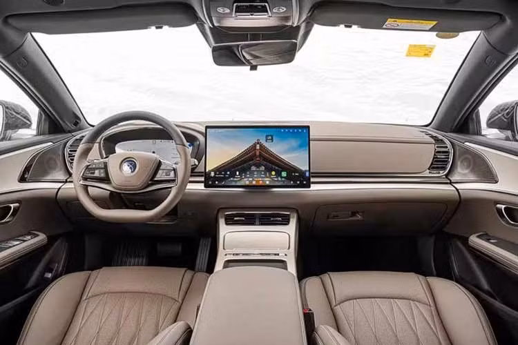 Tại thị trường Trung Quốc, BYD Han 2027 có 2 tùy chọn động cơ và 4 phiên bản. Trong số này, có 3 phiên bản thuần điện và 1 phiên bản hybrid cắm sạc (PHEV). 2 phiên bản của BYD Han EV 2027 được trang bị hệ dẫn động cầu sau RWD với mức công suất tối đa lần lượt 328 mã lực và 402 mã lực.