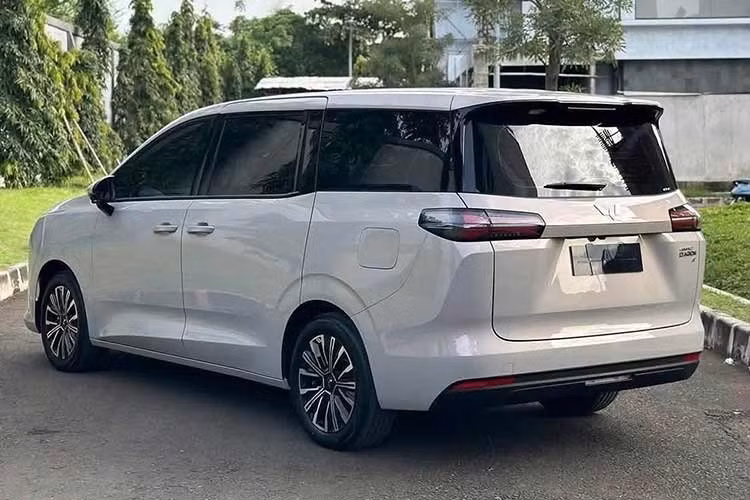 Wuling Darion được phân phối tại Việt Nam với 2 phiên bản gồm Eco 450km và Luxury 500km, có mức giá niêm yết lần lượt là 769 triệu đồng và 839 triệu đồng. Đối với những khách hàng mua xe đợt đầu, giá ưu đãi tiên phong giảm xuống còn 750 triệu đồng cho bản Eco và 820 triệu đồng cho bản Luxury.