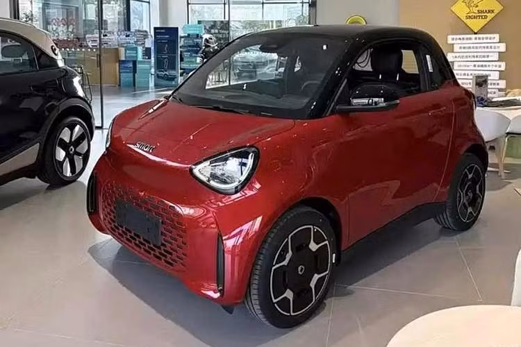 Cụm đèn pha lớn hình lá liễu tạo cảm giác sống động, kết hợp với cản trước cỡ lớn và hàng loạt khe hút gió, vừa giữ được vẻ ngoài đáng yêu, vừa có nét mạnh mẽ, cá tính. Phong cách thiết kế vừa dễ thương vừa có phần sắc sảo này rất phù hợp với một mẫu xe siêu nhỏ như Smart #2.