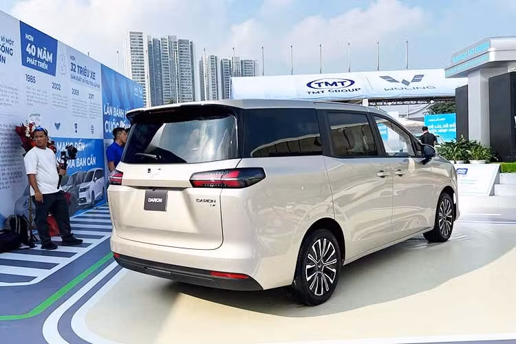 Mẫu xe MPV Wuling Darion 2026 tại Việt Nam nhắm đến các khách hàng gia đình đô thị, xe được áp dụng ngôn ngữ thiết kế mới của Wuling với lưới tản nhiệt đóng kín, cụm đèn pha hẹp, nằm giữa 2 dải đèn LED định vị ban ngày và nẹp màu đen bóng tích hợp logo của Wuling. Trên cản trước còn có hốc gió trung tâm hình thang sơn đen bóng và hai khe gió hẹp nằm dọc.