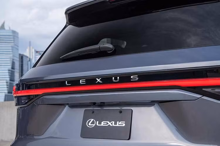 Thay đổi đáng chú ý nhất là việc Lexus tạm ngừng phân phối TX 550h+, phiên bản sử dụng hệ truyền động plug-in hybrid (PHEV). Tuy nhiên, đại diện hãng cho biết đang lên kế hoạch đưa phiên bản này trở lại trong tương lai.