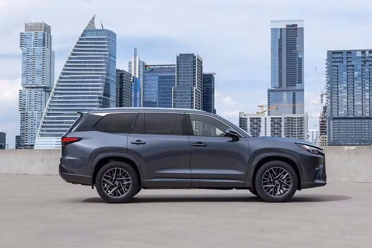 Theo đó, Lexus TX 350 thế hệ mới phiên tiêu chuẩn có giá khởi điểm 58.890 USD, đã bao gồm phí vận chuyển, tăng 400 USD so với trước. Trong khi đó, các phiên bản hybrid cao cấp có giá vượt 75.000 USD.