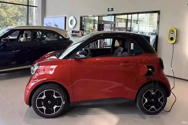 Với mẫu xe điện mới, Smart rõ ràng vẫn chưa quên những giá trị cốt lõi của mình. Mẫu ôtô điện Smart #2 2026 mới đã xuất hiện, mang trở lại phong cách quen thuộc mà nhiều người từng yêu thích. Qua hình ảnh thực tế, có thể thấy phần đầu xe dường như gợi nhớ đến Smart ForTwo.