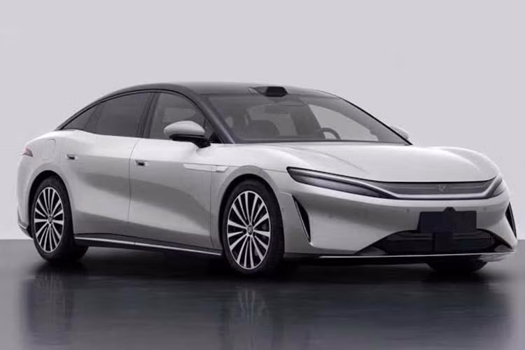 Các báo cáo trước đó dự đoán BYD Han mới có thể được định vị thấp hơn Han L. Tuy nhiên, thông số kích thước trong hồ sơ đăng kiểm cho thấy điều ngược lại. So với phiên bản cũ, BYD Han chỉ thay đổi nhẹ về mặt thiết kế. Theo đó, xe được trang bị cản trước mới với nẹp trang trí mạ crôm ở hai góc.