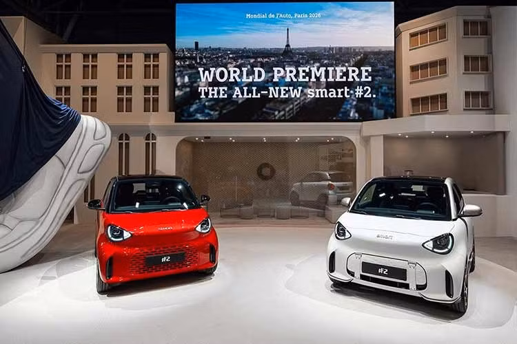 Smart #2 đã chính thức trình làng trong Triển lãm Ô tô Paris 2026 cách đây vài ngày như mẫu xe kế nhiệm đàn anh Smart ForTwo. Chẳng bao lâu sau đó, mẫu ôtô điện nhỏ bé này đã có mặt tại đại lý ở Trung Quốc. Điều này không có gì lạ vì Smart hiện nằm dưới sự tiếp quản của tập đoàn ô tô Trung Quốc Geely.