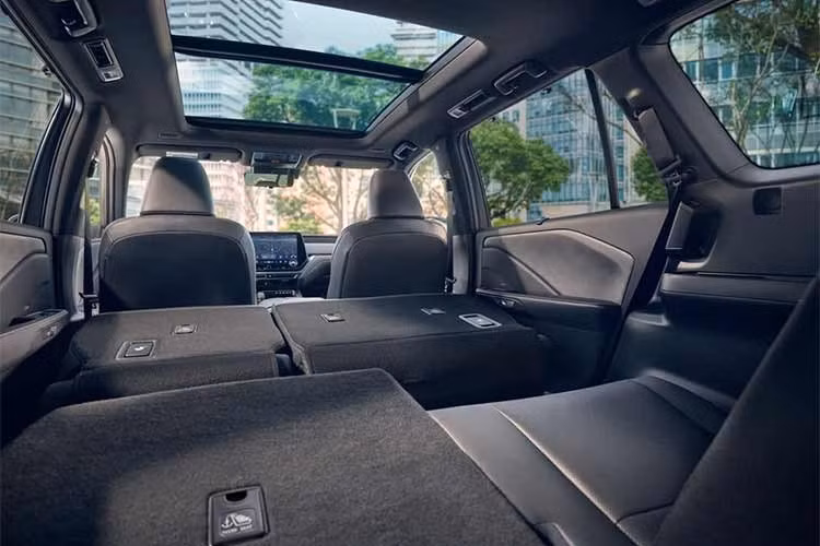 Về ngoại thất, màu sơn đỏ Matador Red Mica được bổ sung trở lại nhưng không áp dụng cho các phiên bản F SPORT. Trên TX 500h, logo “DIRECT4” ở phía sau được thay bằng ký hiệu “AWD”, trong khi phiên bản Premium sử dụng bộ mâm hợp kim 20 inch với lớp hoàn thiện màu xám đậm hơn.