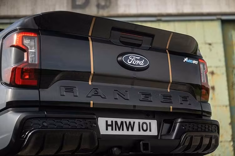 Cách làm cánh lướt gió trên Ford Ranger MS-RT Champion Edition giống với cánh gió "đuôi cá voi" huyền thoại từng xuất hiện trên các dòng xe đua Rally là Sierra RS500 và Escort Cosworth.
