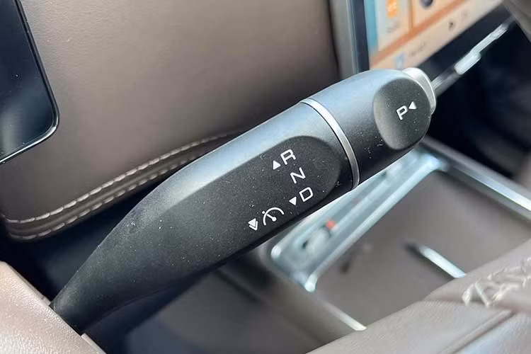 Về khả năng vận hành, Wuling Darion được trang bị động cơ điện đặt ở cầu trước cho công suất 100kW (khoảng 136 mã lực), kết hợp bộ pin lithium 60kWh. Quãng đường di chuyển sau một lần sạc đầy đạt 450km trên bản Eco và 500km trên bản Luxury. Xe sử dụng cổng sạc chuẩn CCS2 hỗ trợ cả sạc nhanh DC lẫn sạc chậm AC, riêng bản Luxury hỗ trợ sạc AC công suất 3,3kW.