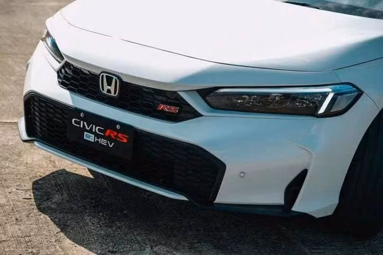 Đáng chú ý, Civic trở thành mẫu xe thứ hai của Honda được trang bị công nghệ S+ Shift mới, vốn lần đầu xuất hiện trên Honda Prelude. S+ Shift là công nghệ do Honda phát triển dành riêng cho các mẫu xe sử dụng hệ truyền động hybrid e:HEV, nhằm tăng cảm giác tương tác và sự hứng thú khi lái xe.