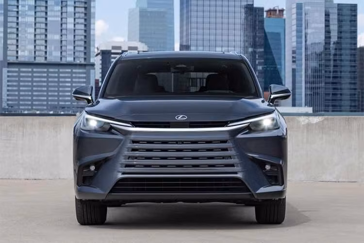 Dù vậy, kế hoạch phát triển Lexus TX thuần điện tại Nhật Bản hiện chưa được hãng xác nhận chính thức. Khi ra mắt thị trường, TX 2027 sẽ là đối thủ cạnh tranh trực tiếp với Audi Q7 – mẫu SUV hạng sang cỡ lớn lâu năm trong cùng phân khúc.