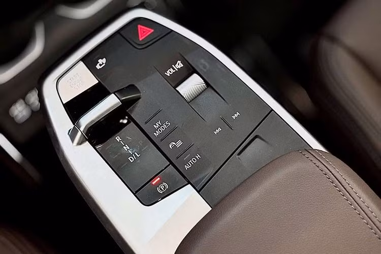 anh sách tiện nghi dự kiến trên xe bao gồm: hệ thống âm thanh Harman Kardon 12 loa, ghế thể thao, điều hòa tự động 2 vùng, sạc điện thoại không dây và khả năng kết nối thông minh thông qua ứng dụng di động.