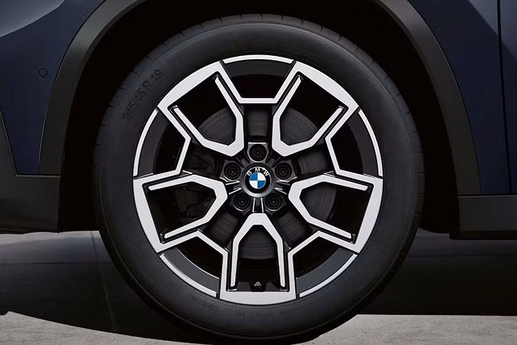 Danh sách công nghệ an toàn trên BMW X1 gồm camera quan sát 360 độ cùng gói hỗ trợ lái ADAS cơ bản. Hệ thống này tích hợp các tính năng như cảnh báo va chạm phía trước, hỗ trợ phanh khẩn cấp và cảnh báo chệch làn đường.