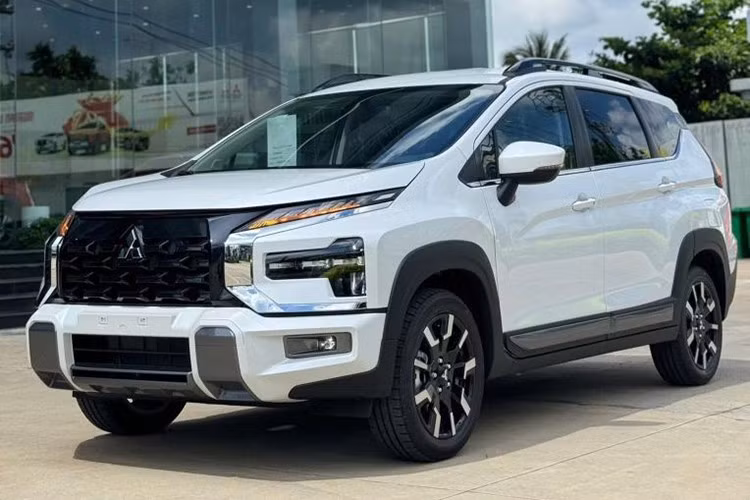 Mitsubishi Xpander: 1.051 xe ﻿Mitsubishi Xpander lùi xuống vị trí thứ năm khi doanh số giảm còn 1.051 xe. Dù vậy, mẫu MPV này vẫn duy trì lượng tiêu thụ trên 1.000 xe mỗi tháng, bất chấp áp lực cạnh tranh ngày càng lớn. Tại Việt Nam, Xander được bán ra với giá dao động từ 560 - 703 triệu đồng.