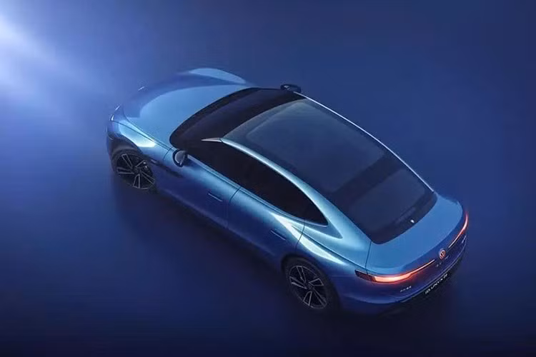 Không chỉ có kích thước lớn, Volkswagen ID. Unyx 09 còn mang phong cách thiết kế fastback mượt mà với phần đầu xe thể thao, hốc bánh sau mở rộng và mâm hợp kim 21 inch khỏe khoắn. Bộ mâm này đi kèm cùm phanh Brembo nhằm đáp ứng yêu cầu vận hành của mẫu xe điện có trọng lượng không tải ít nhất 2.207 kg.