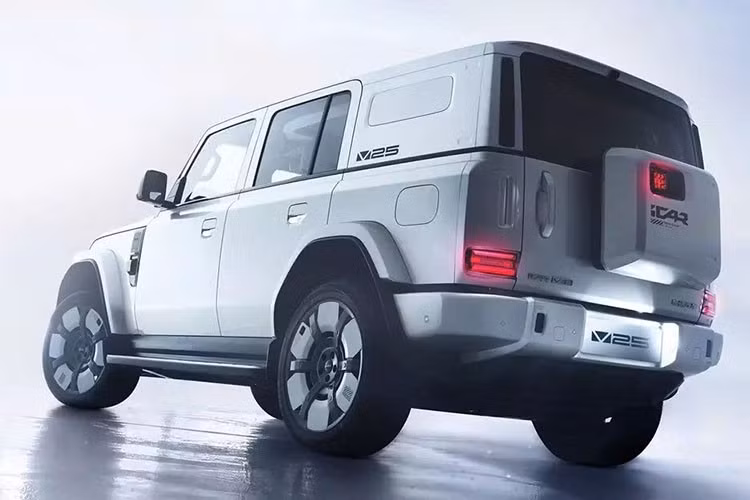 iCaur V25 là mẫu SUV mới mang phong cách địa hình, được định vị giữa hai đàn anh V23 và V27 hiện đang bán trên thị trường. Thoạt nhìn, xe có nhiều nét tương đồng với V23, nhưng sở hữu kích thước lớn hơn và sử dụng hệ truyền động xe điện mở rộng phạm vi hoạt động (REEV).