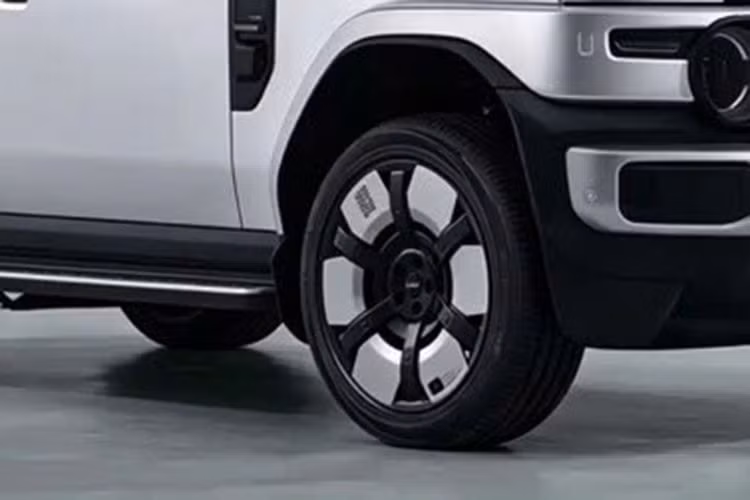 Dù tổng thể thiết kế tương đồng với V23, iCaur V25 vẫn có một số điểm khác biệt. Cụ thể, dải đèn LED định vị ban ngày tích hợp trong cụm đèn pha có tạo hình nửa vòng tròn thay vì hai thanh ngang như V23. Bên cạnh đó, lưới tản nhiệt được thiết kế mở hơn với mắt lưới hình chữ nhật trong khi cản trước có các mảng ốp dày và hầm hố hơn. Xe sử dụng bộ mâm kích thước 19 inch hoặc 21 inch.