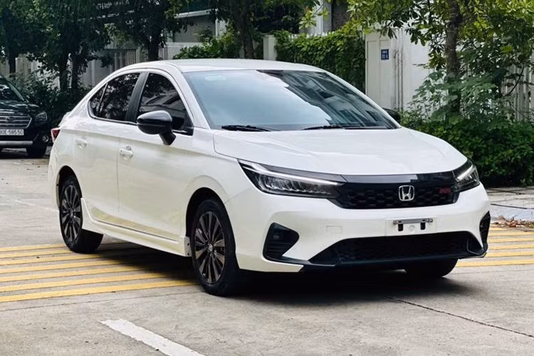Honda City: 912 xe ﻿Honda City bán được 912 xe trong tháng 6, tăng 486 xe so với tháng trước. Đây cũng là lần đầu tiên mẫu sedan hạng B này xuất hiện trong danh sách 10 xe động cơ xăng, dầu bán chạy nhất kể từ đầu năm đến nay. Honda City hiện được phân phối với ba phiên bản cùng mức giá dao động từ 499 - 569 triệu đồng.