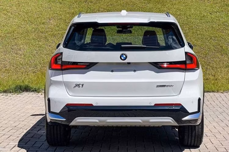 Nếu chính thức mở bán trong thời gian tới, BMW X1 sẽ bổ sung thêm lựa chọn ở phân khúc SUV hạng sang cỡ nhỏ tại Việt Nam, cạnh tranh với Audi Q3 và một số đối thủ cùng phân khúc.