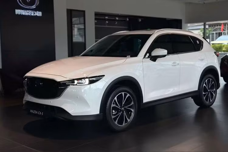 Mazda CX-5: 1.144 xe ﻿Đứng thứ 3 trong top 10 là Mazda CX-5 với 1.144 xe bán ra. Dù doanh số giảm nhẹ 115 xe so với tháng trước, mẫu SUV hạng C của Mazda vẫn giữ khoảng cách an toàn với nhóm phía sau. Mazda CX-5 hiện được THACO AUTO lắp ráp và phân phối với giá dao động từ 749 - 979 triệu đồng.