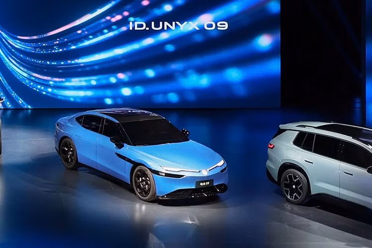 Đồng thời, Volkswagen ID. Unyx 09 là mẫu xe thứ hai do hai thương hiệu cùng nhau phát triển. Xe dự kiến sẽ được bán ra tại thị trường Trung Quốc trong nửa cuối năm 2026. Được định hướng là mẫu coupe 4 cửa hiệu suất cao với thân xe rộng, ID. Unyx 09 nhắm đến phân khúc ôtô điện cao cấp.