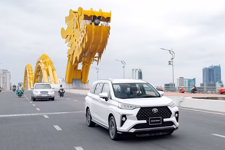 Toyota Innova Cross: 1.670 xe ﻿Toyota Innova Cross là mẫu xe có mức tăng trưởng mạnh nhất trong nhóm dẫn đầu khi đạt doanh số 1.670 xe, tăng 937 xe so với tháng 5. Đây cũng là lần đầu tiên mẫu MPV này giữ vị trí số một trong bảng xếp hạng xe động cơ đốt trong bán chạy nhất năm 2026. Kết quả này giúp Innova Cross vượt qua Toyota Yaris Cross để dẫn đầu thị trường.