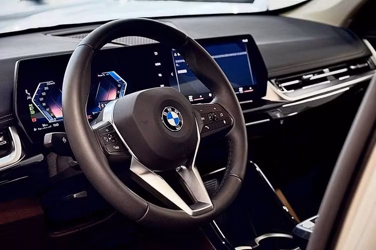 Khoang cabin của BMW X1 mới là nơi thể hiện rõ sự thay đổi so với thế hệ cũ. Điểm nhấn chính là cụm màn hình cong liền khối, gồm bảng đồng hồ kỹ thuật số 10,25 inch và màn hình giải trí trung tâm 10,7 inch. Cách bố trí này mang lại cảm giác tương đồng với nhiều mẫu BMW đời mới.