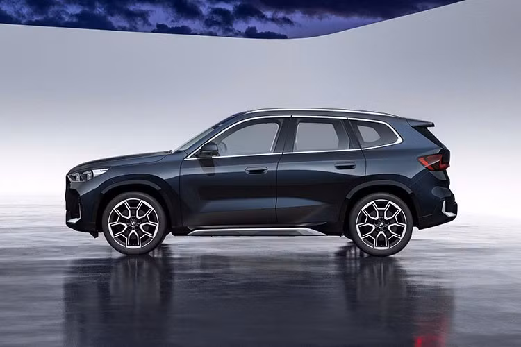 Khác với một số mẫu xe BMW đang được lắp ráp trong nước như X3, X5, 3 Series và 5 Series, BMW X1 mới sẽ được nhập khẩu nguyên chiếc từ Đức. Song song với việc công bố giá bán, BMW Việt Nam cũng đăng tải những hình ảnh đầu tiên của X1 thế hệ mới.