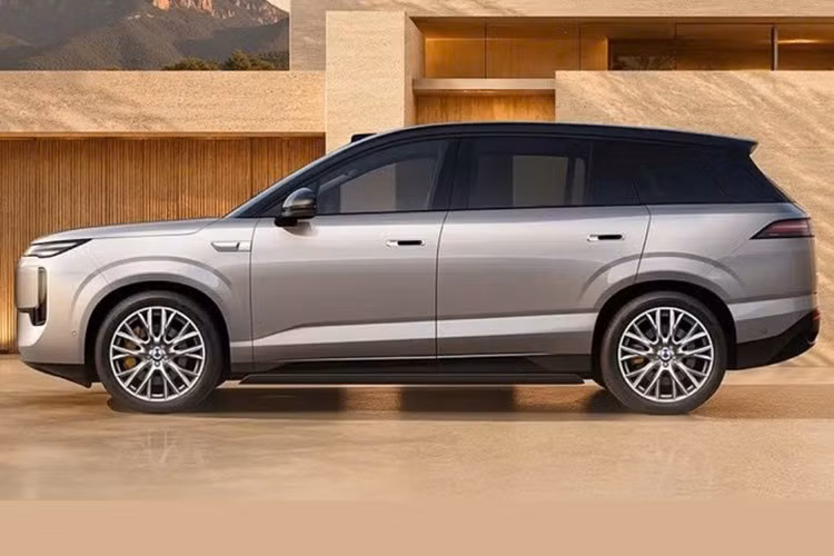 Khác với 2 thế hệ trước, BYD Denza N8 mới không còn theo đuổi kiểu dáng SUV lai Coupe với phần mui vuốt thấp. Thay vào đó, thế hệ mới được áp dụng thiết kế SUV truyền thống hơn. Đây không hẳn là điểm bất lợi bởi nóc cao hơn giúp cải thiện đáng kể không gian phía trên hành khách ngồi trong xe.
